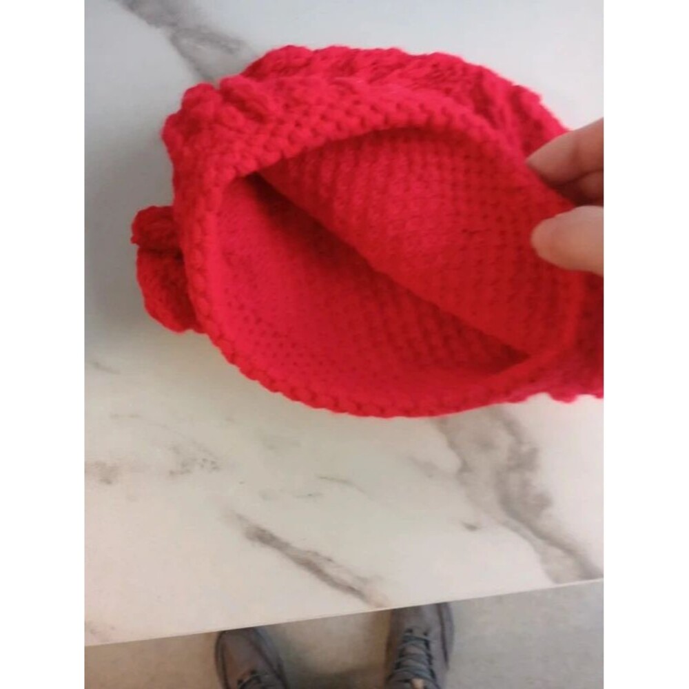 Red knit hat with flower - Picture 4 of 4